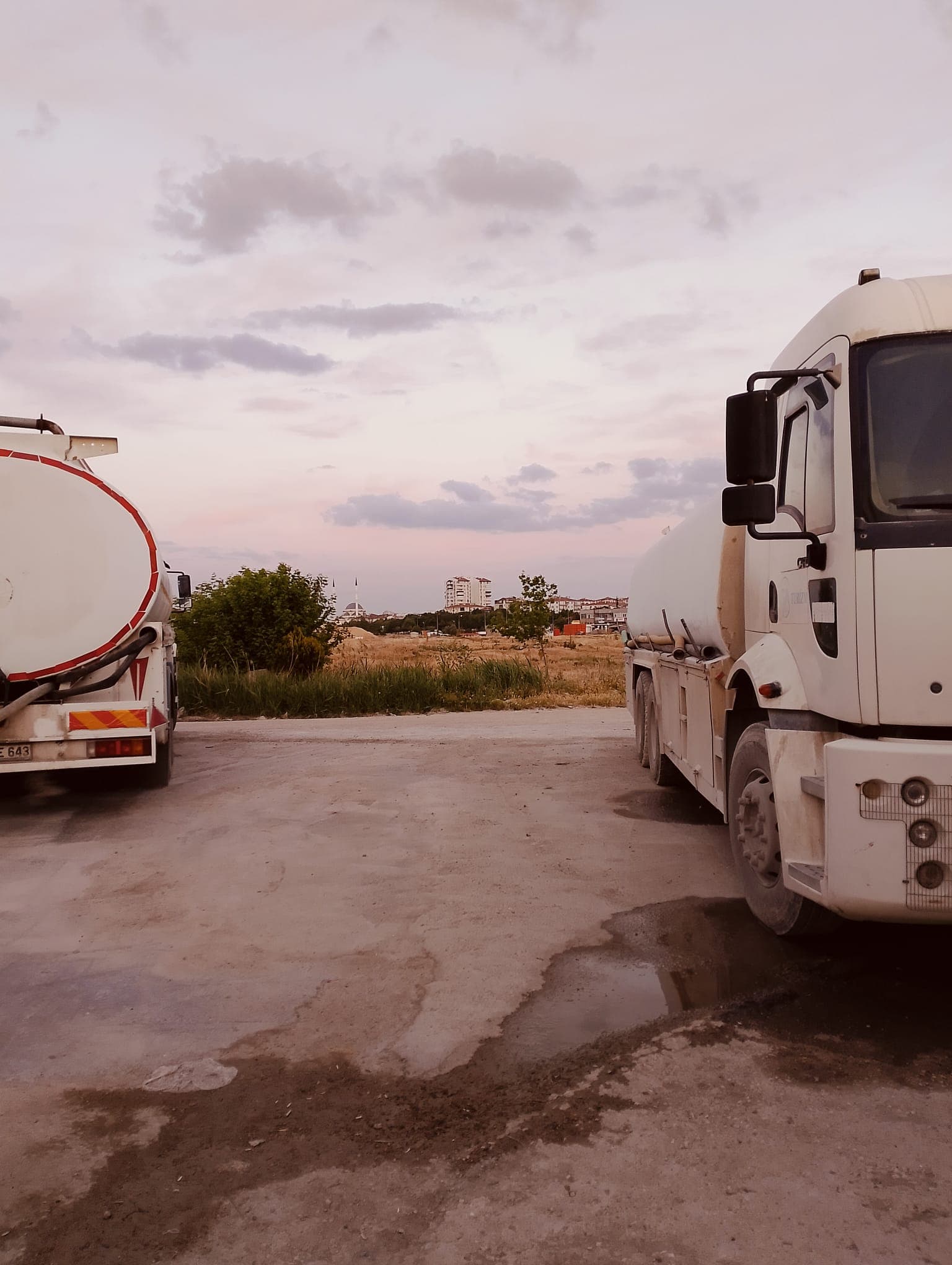Ankara Tanker Su Dolum filosu - gün batımında iki tanker yan yana